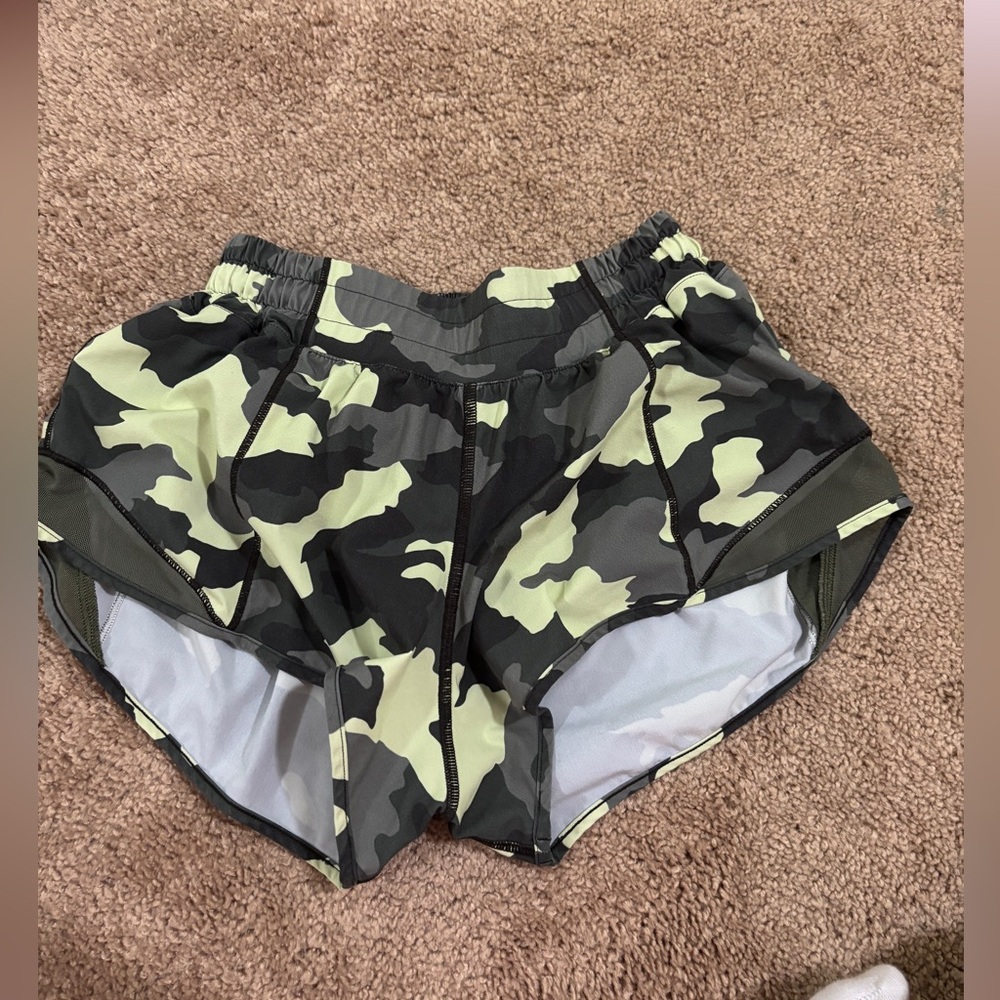 Lululemon 2.5 inch hotty hot shorts low rise camo